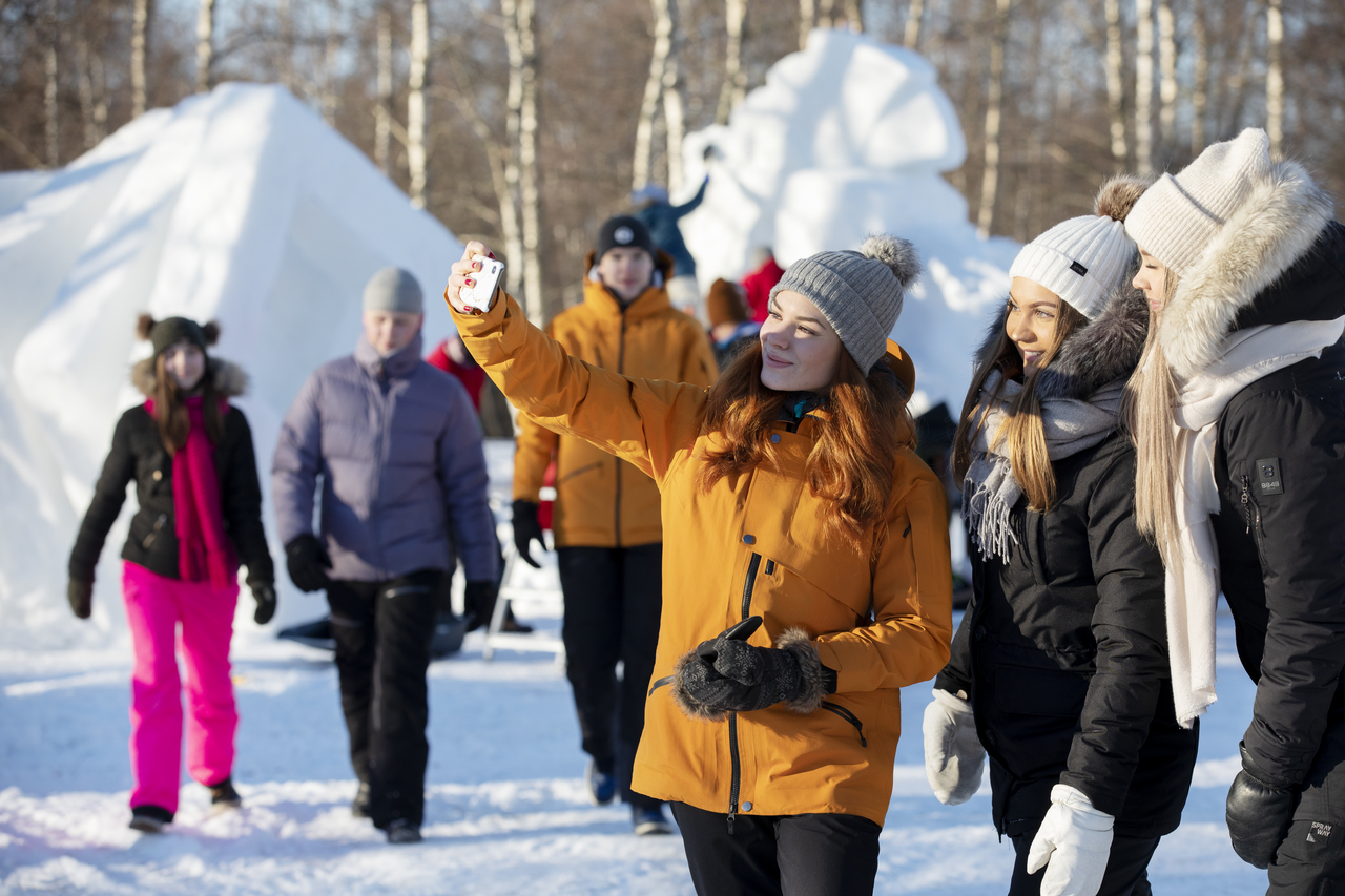 nuoria talvisessa maisemassa ottamassa ryhmäselfietä.