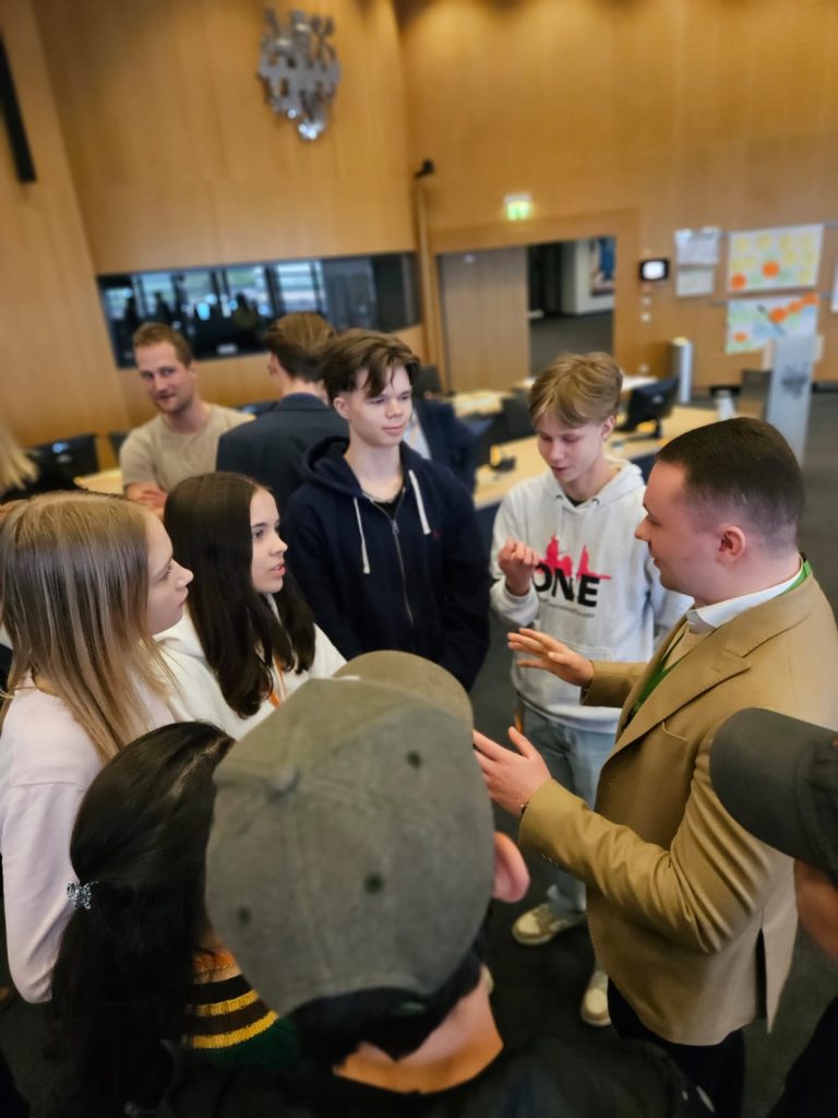 Nuoria keskustelemassa Leverkusenin päättäjän kanssa