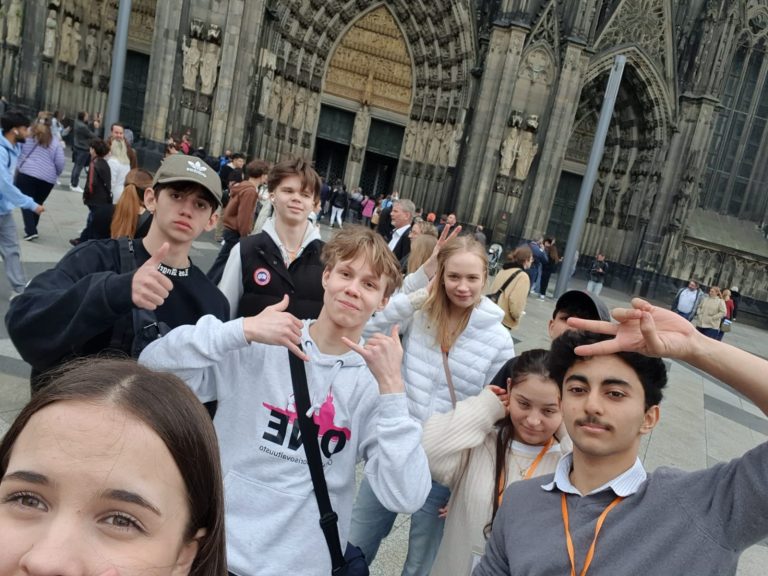 Nuoria kirkon edustalla