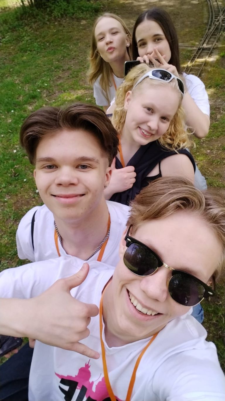 Viisi nuorisovaltuustonuorta ryhmässä
