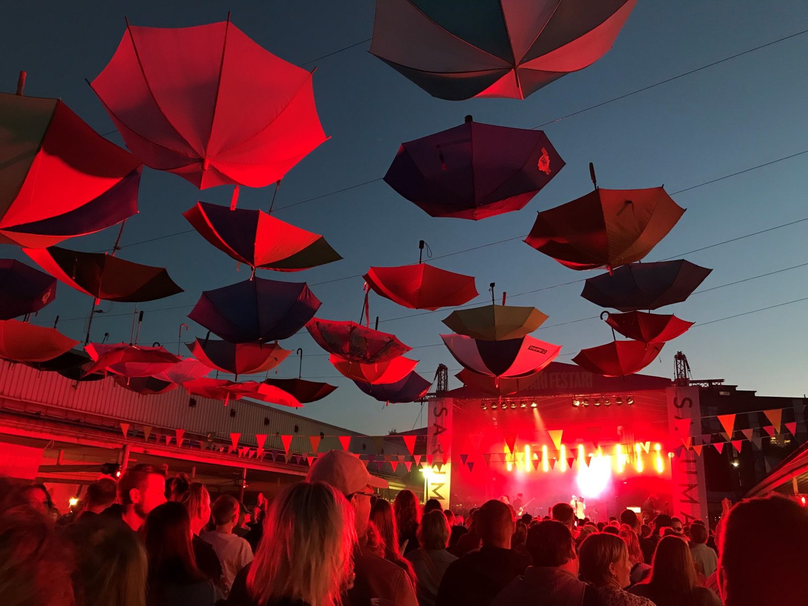 Ostarifestareiden tunnelmaa.