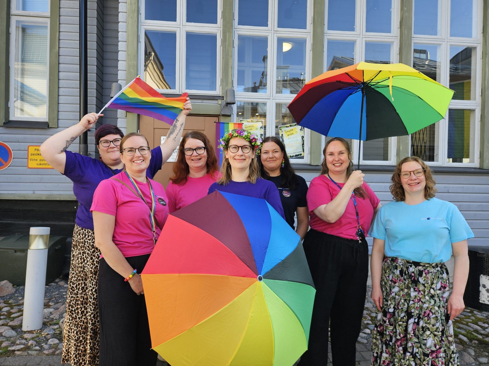 Oulun kaupungin nuorisopalveluiden työntekijöitä Pride-teemaisissa värikkäissä vaatteissa elokuussa 2025