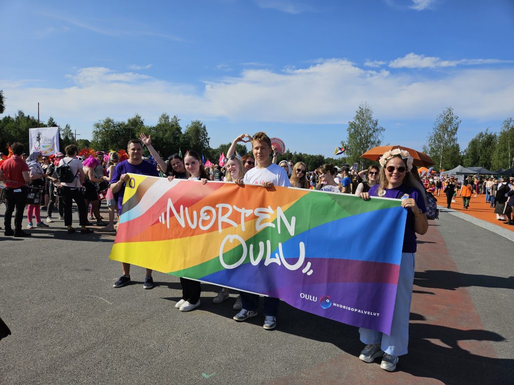 Oulun kaupungin Nuorten Oulun oma blokki Pride-kulkueessa elokuussa 2025