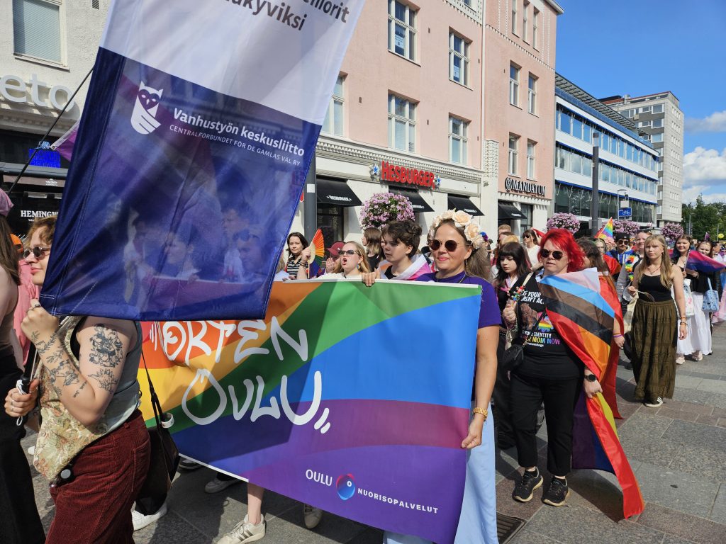 Oulun kaupungin Nuorten Oulun oma blokki Pride-kulkueessa elokuussa 2025