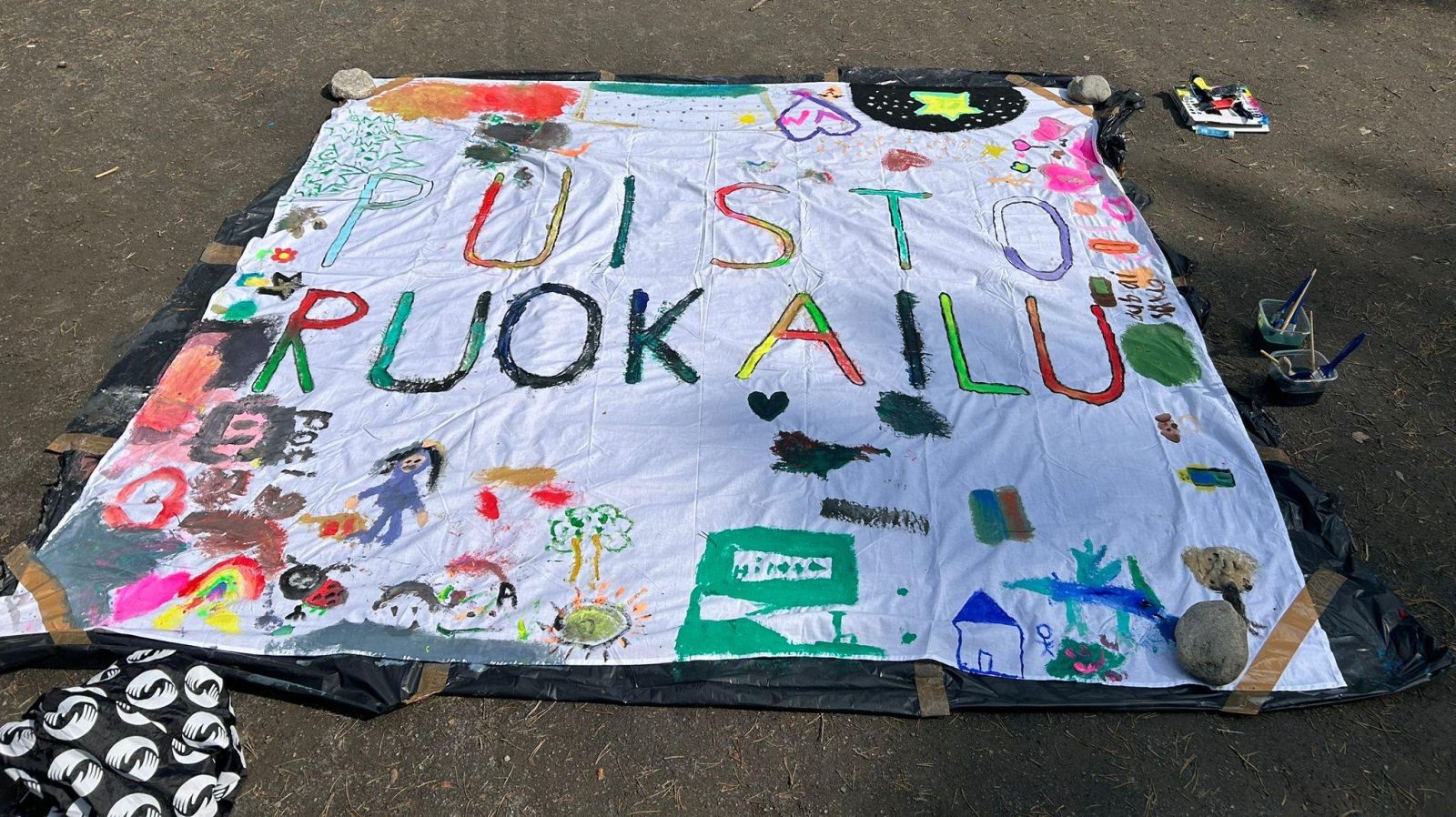 Lakana, johon on maalattu värikäs teksti puistoruokailu.