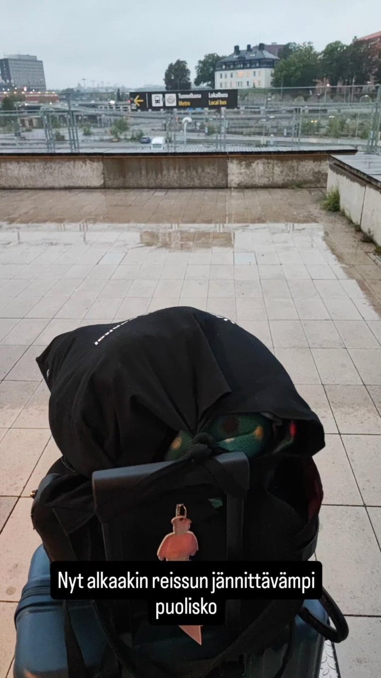 Sateinen asemalaituri ja etualalla matkatavaroita. Kuvassa teksti Nyt alkaakin reissun jännittävämpi puolisko.