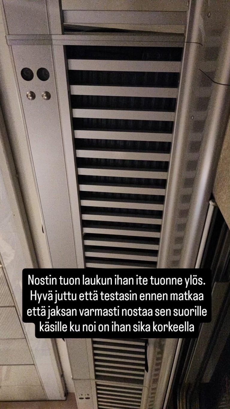 Junan matkatavarahylly alhaaltapäin kuvattuna. Kuvassa teksti Nostin tuon laukun ihan itse tuonne ylös. Hyvä juttu että testasin ennen matkaa että jaksan varmasti nostaa sen suorille käsille ku noi on ihan sika korkeella.