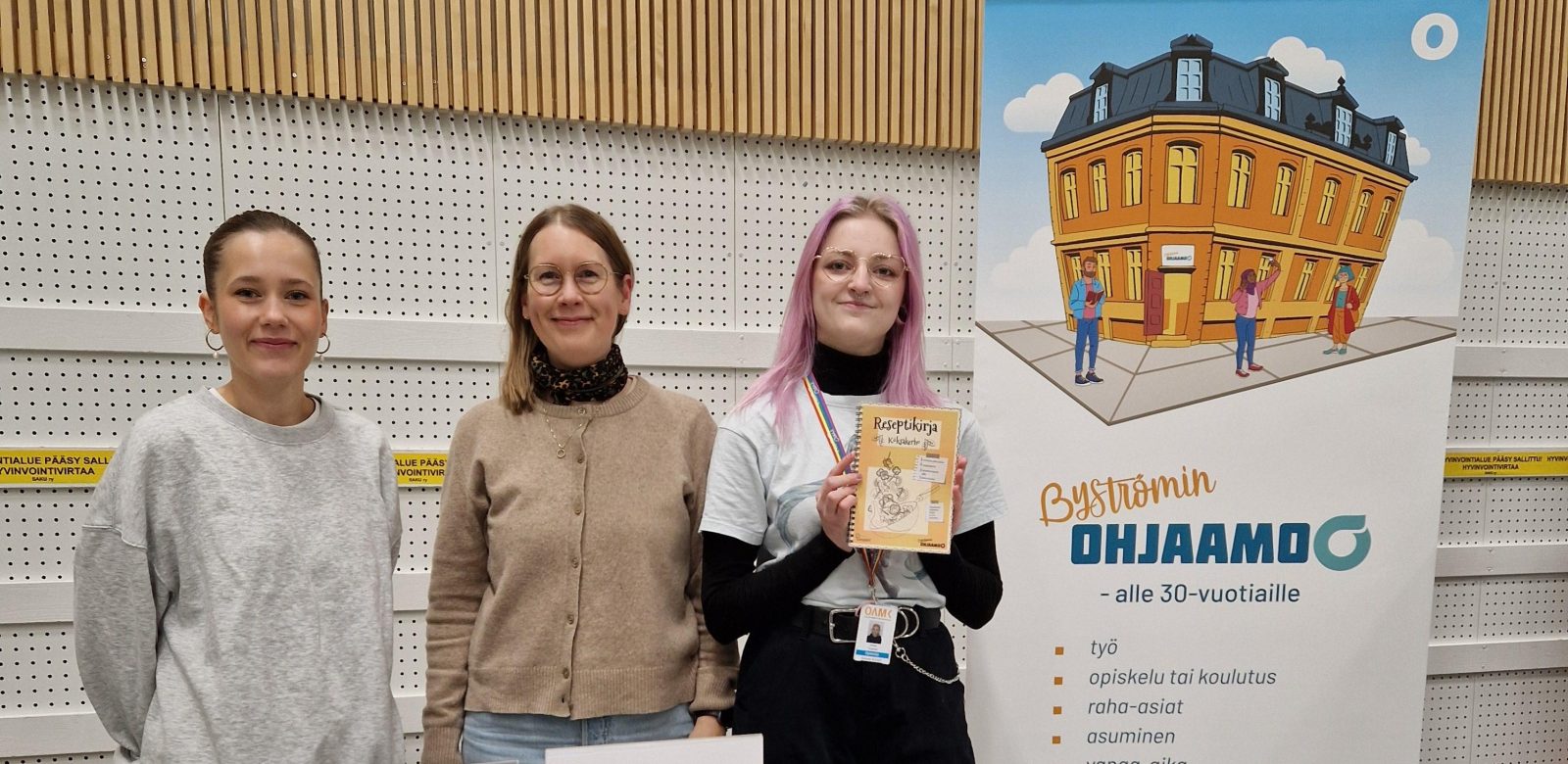 Aada, Virpi ja Annika Byströmin Ohjaamon esittelypisteellä.