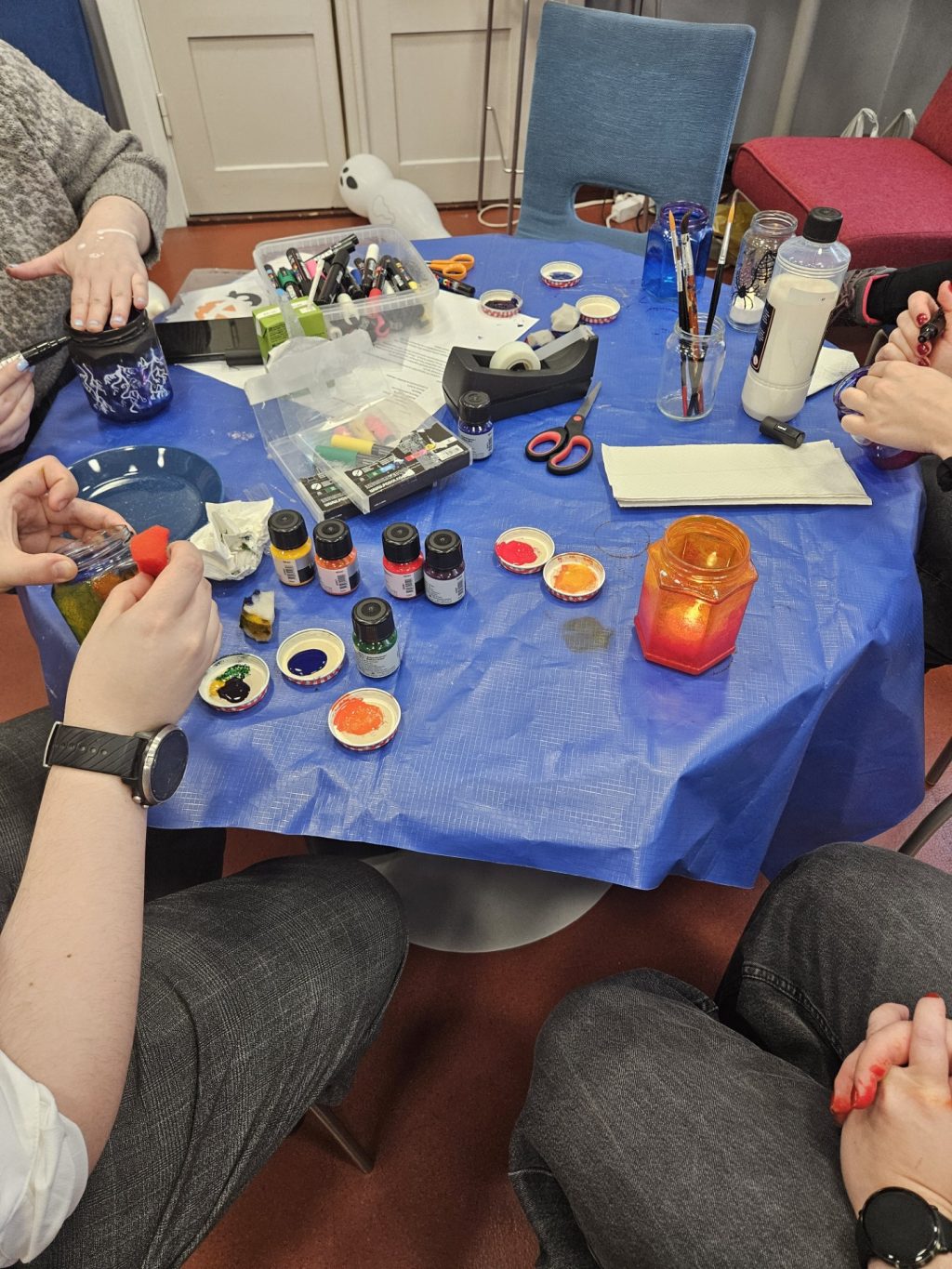 Byströmin Ohjaamon olkkaritoiminnan Halloween-askartelu