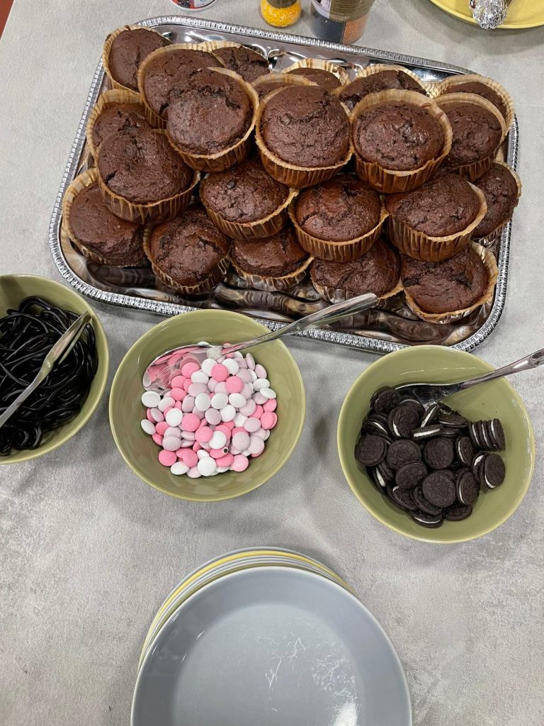 Kuppikakkuja ja niiden koristelutarpeita, joita käytettiin ryhmätoiminnassa.