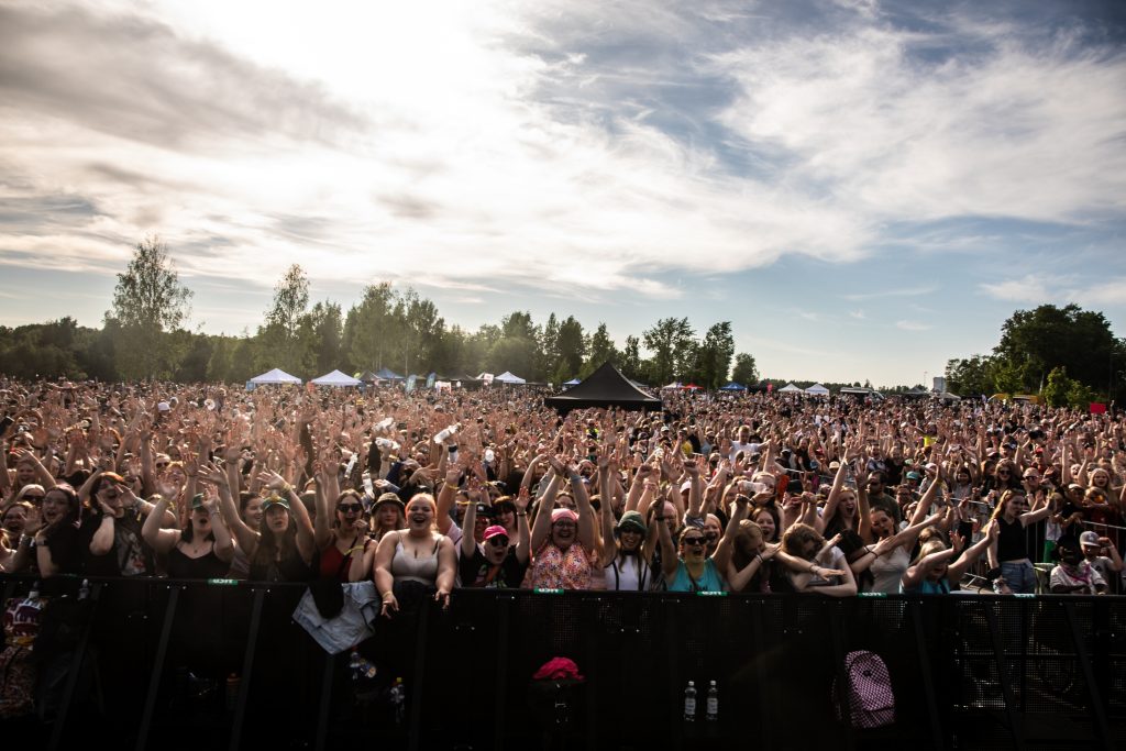 Festariyleisö kuvattuna esiintymislavalta.