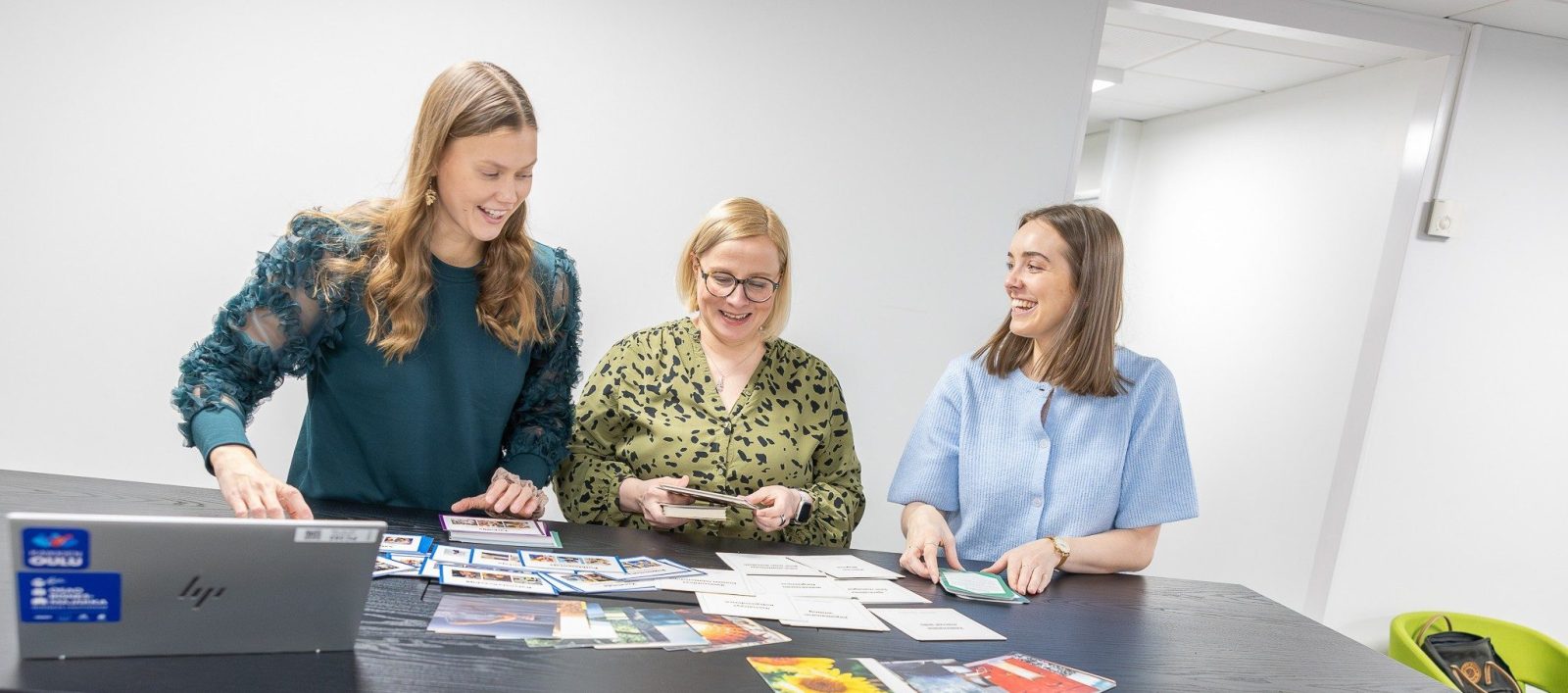 Kuvassa projektipäällikkö Mira Kolmonen (vas.), opinto-ohjaaja Satu Hekkala ja työhönvalmentaja Henna Nurmi.