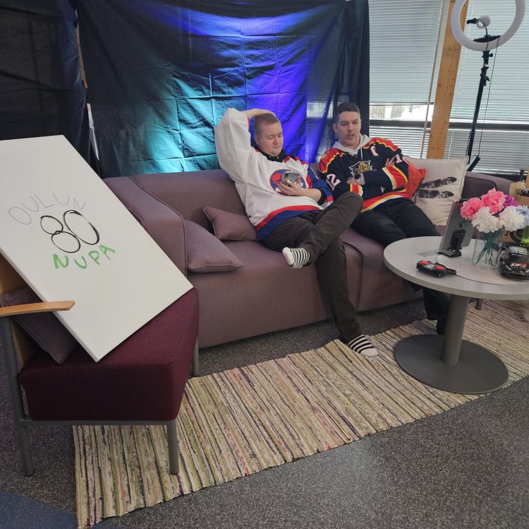 kaksi striimaajaa istuvat sohvalla juttelemassa.