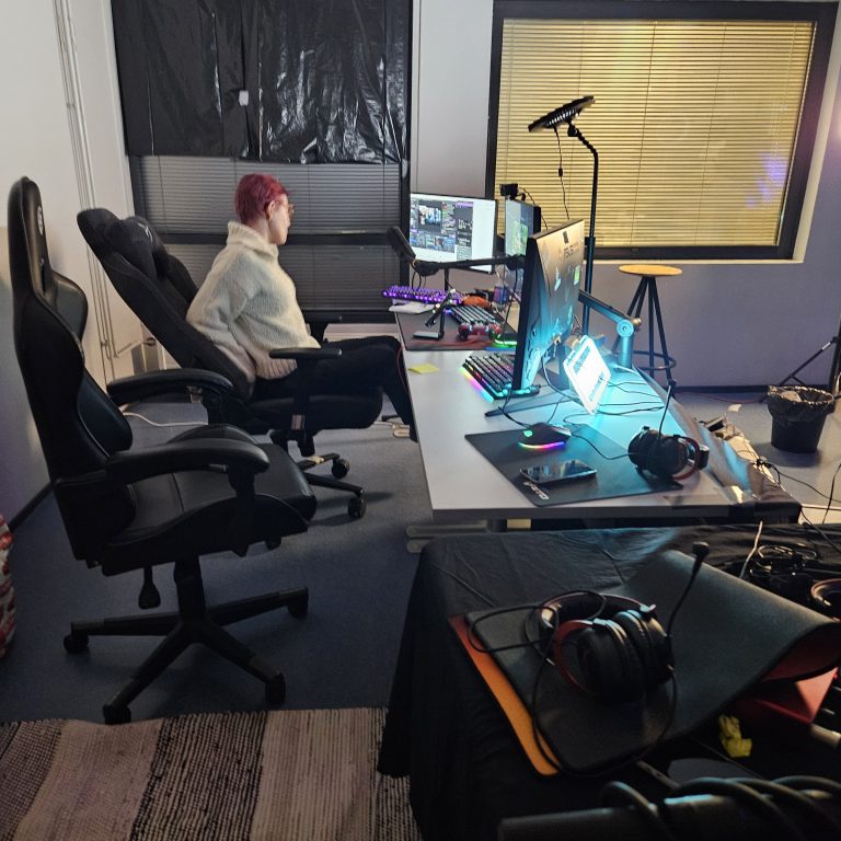 Työntekijä striimaamassa.