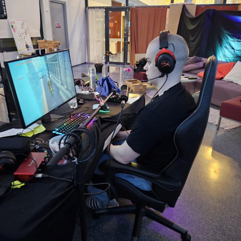 Ohjaaja pelaa tietokoneella 80 tunnin striimitapahtumassa.