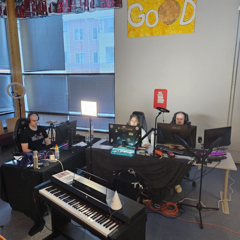 Ohjaajat pelaavat tietokoneilla 80 tunnin striimitapahtumassa.