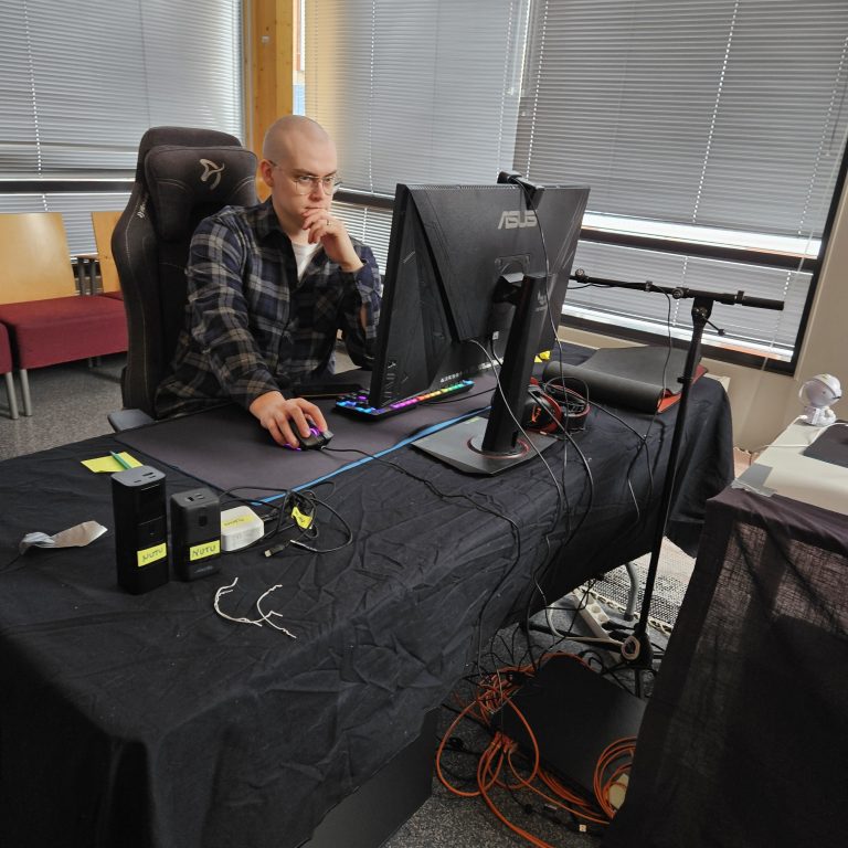 Nuorisopalveluiden 80 tunnin striiminurkkauksen rakennusta.