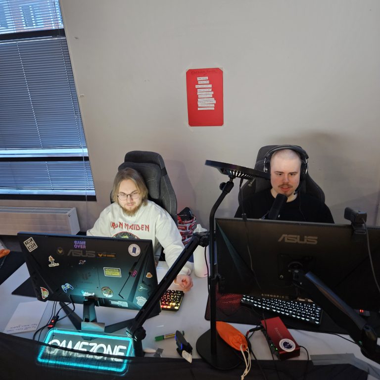 Ohjaajat pelaavat tietokoneilla 80 tunnin striimitapahtumassa.