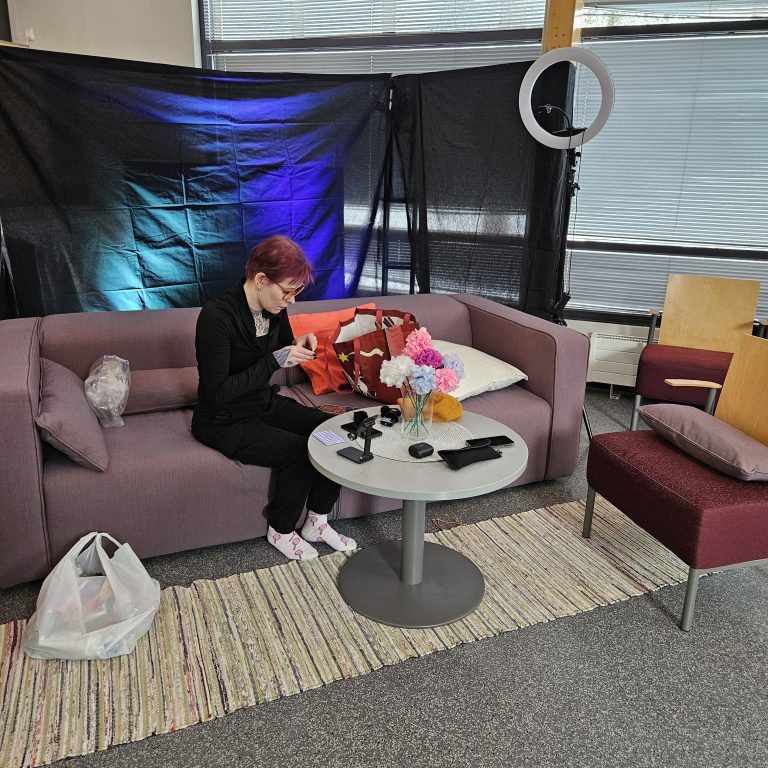 Nuorisopalveluiden 80 tunnin striiminurkkauksen rakennusta.