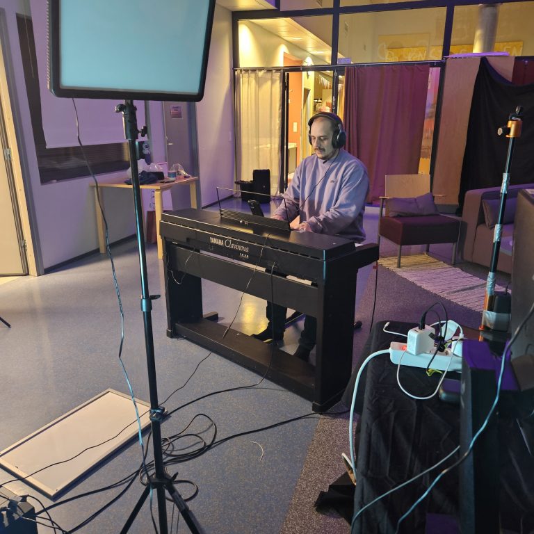 piano-live 80 tunnin striimissä. Työntekijä soittaa pianoa.