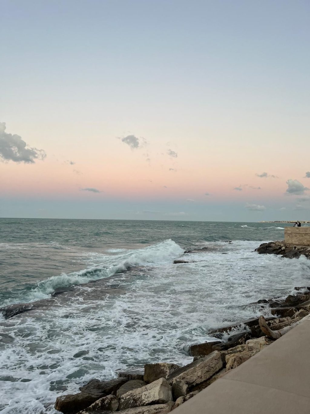 Aaltoja merenrannalla Italiassa.