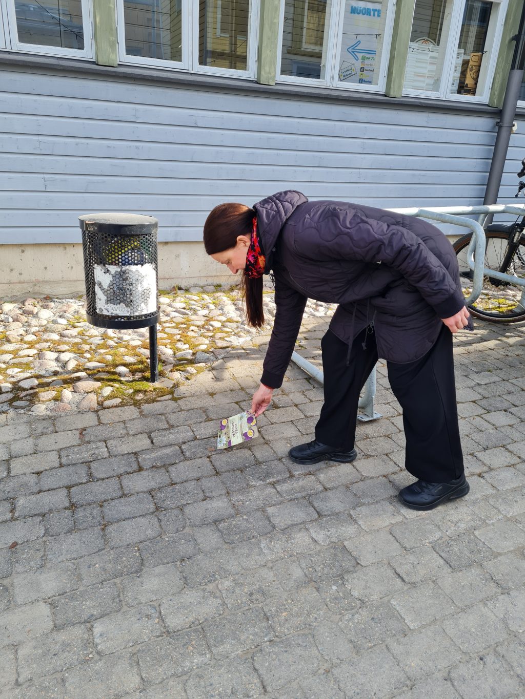 Hanna poimii roskaa maasta.