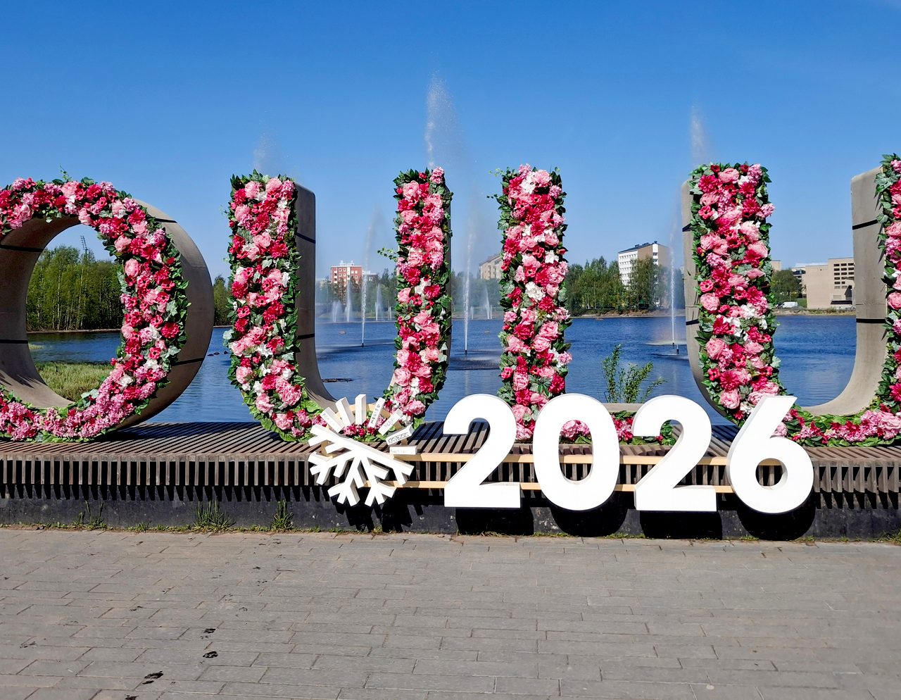 Kukitetut Oulu-kirjaimet, toukokuu 2026. Oulu-kirjaimet kukitettiin äitienpäivän ja Eurooppa-päivän kunniaksi.
