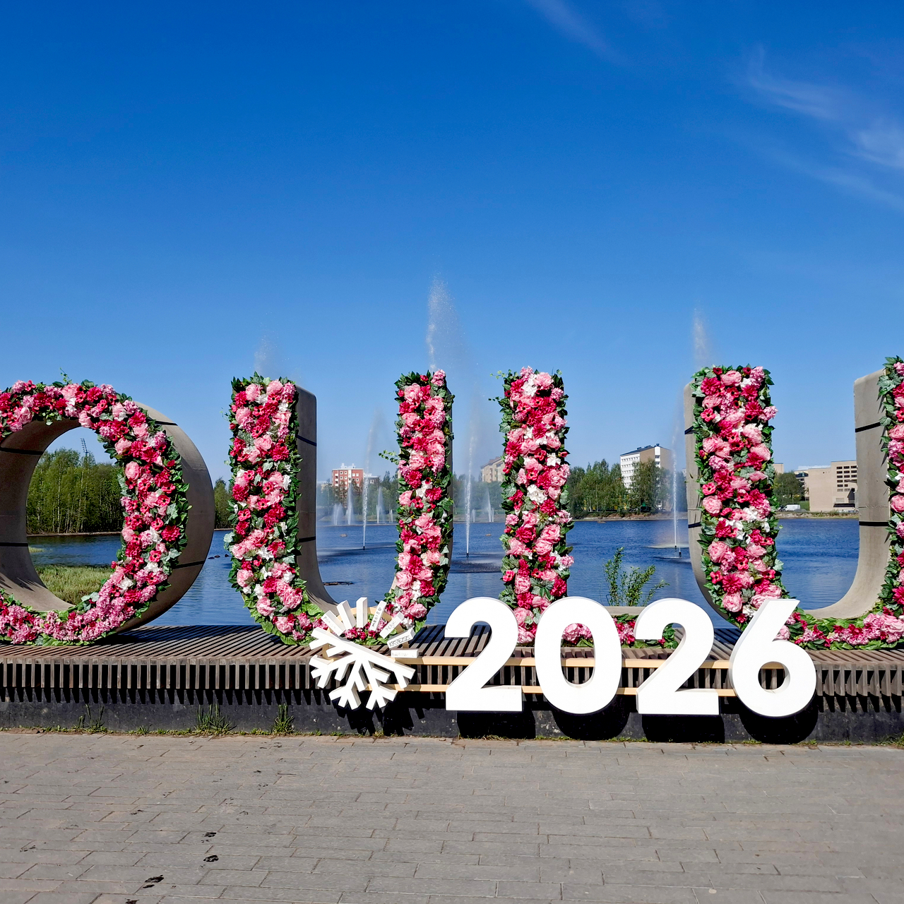 Kukitetut Oulu-kirjaimet, toukokuu 2026. Oulu-kirjaimet kukitettiin äitienpäivän ja Eurooppa-päivän kunniaksi.