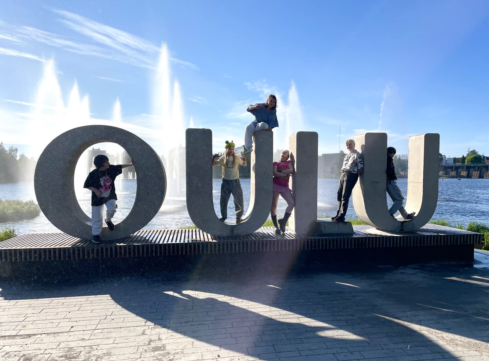 Nuoria nojailee Oulu-kirjaimiin Hupisaarilla.