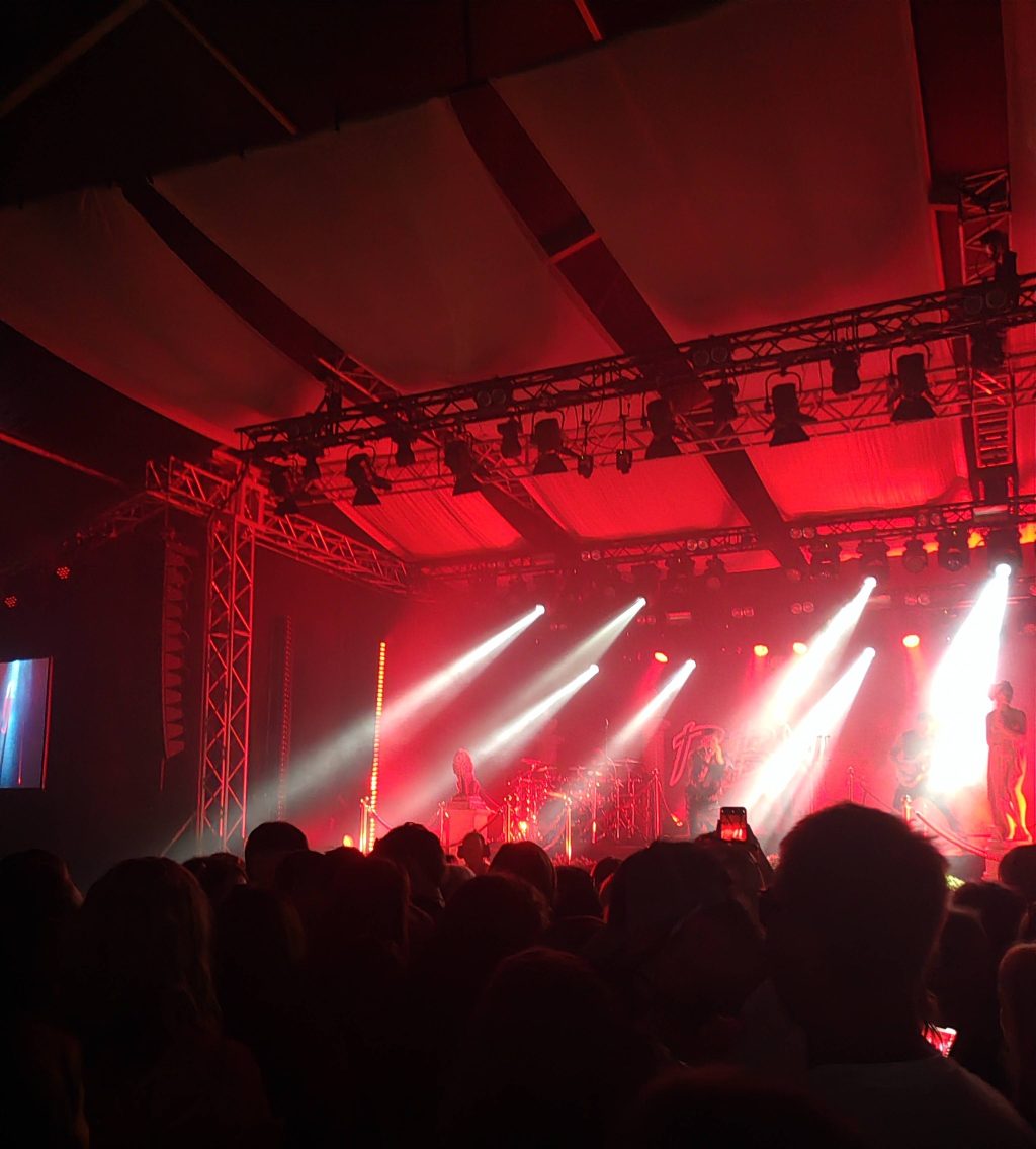 Konsertti musiikkifestareilla.