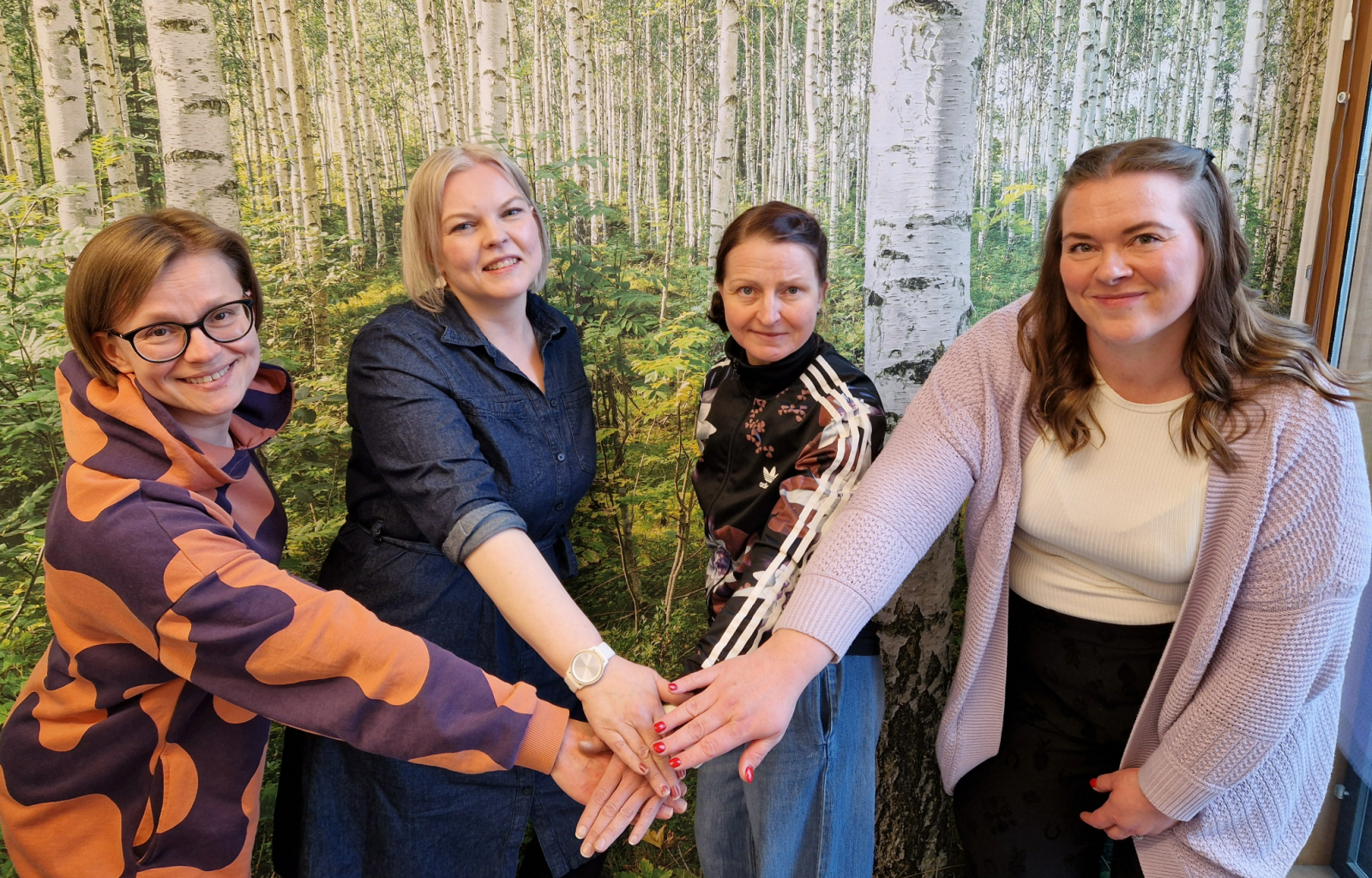 Neljä nuorten tieto- ja neuvontatyön ohjaajaa