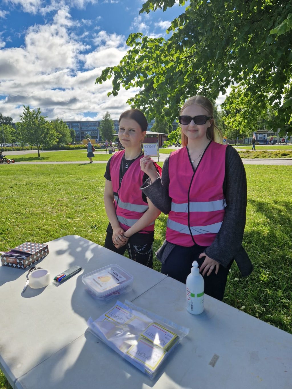 Kesätyönuortet avustamassa ajokorttien askartelussa.