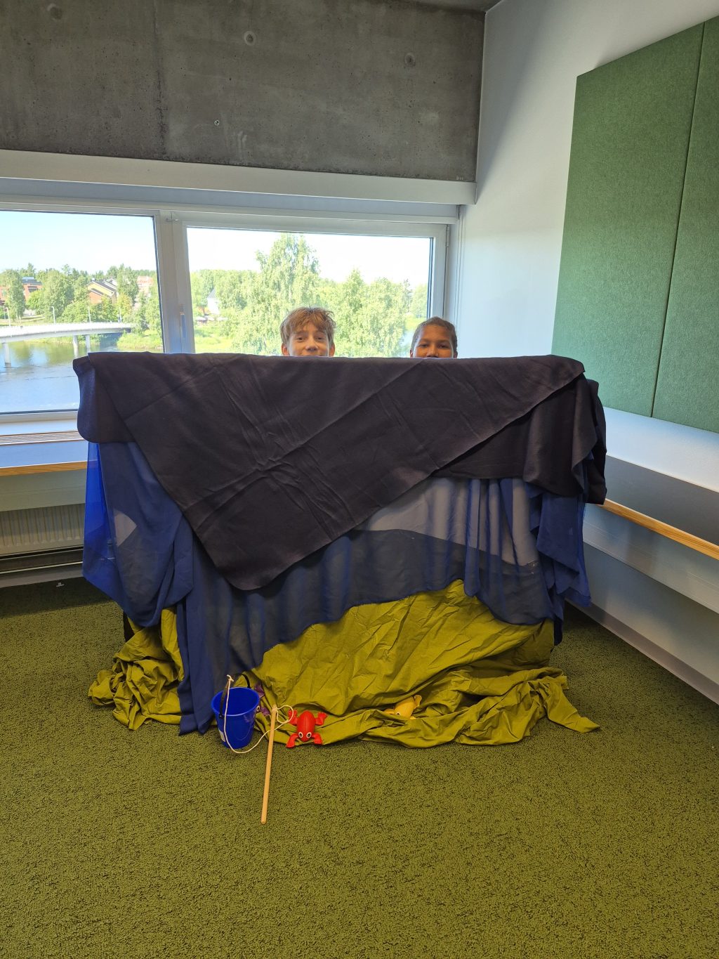 Kesätyönuoret ongintapisteellä kurkkimassa.
