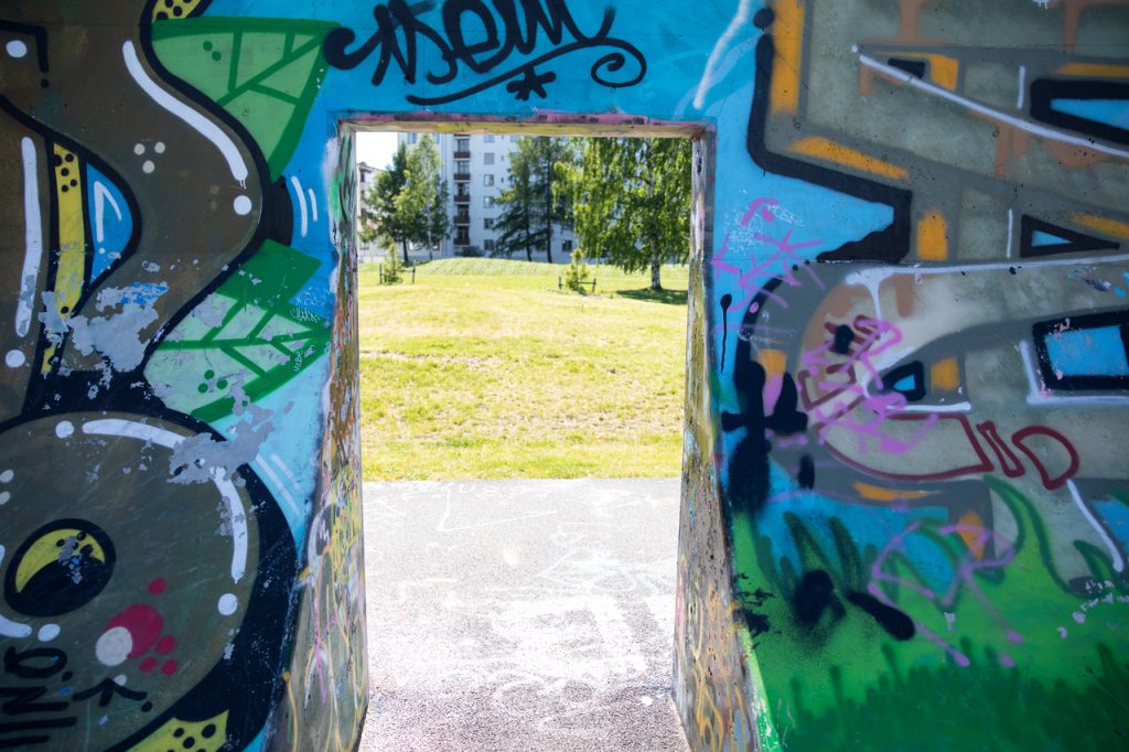 Hollihaan skeittiparkissa aukko graffitiseinässä