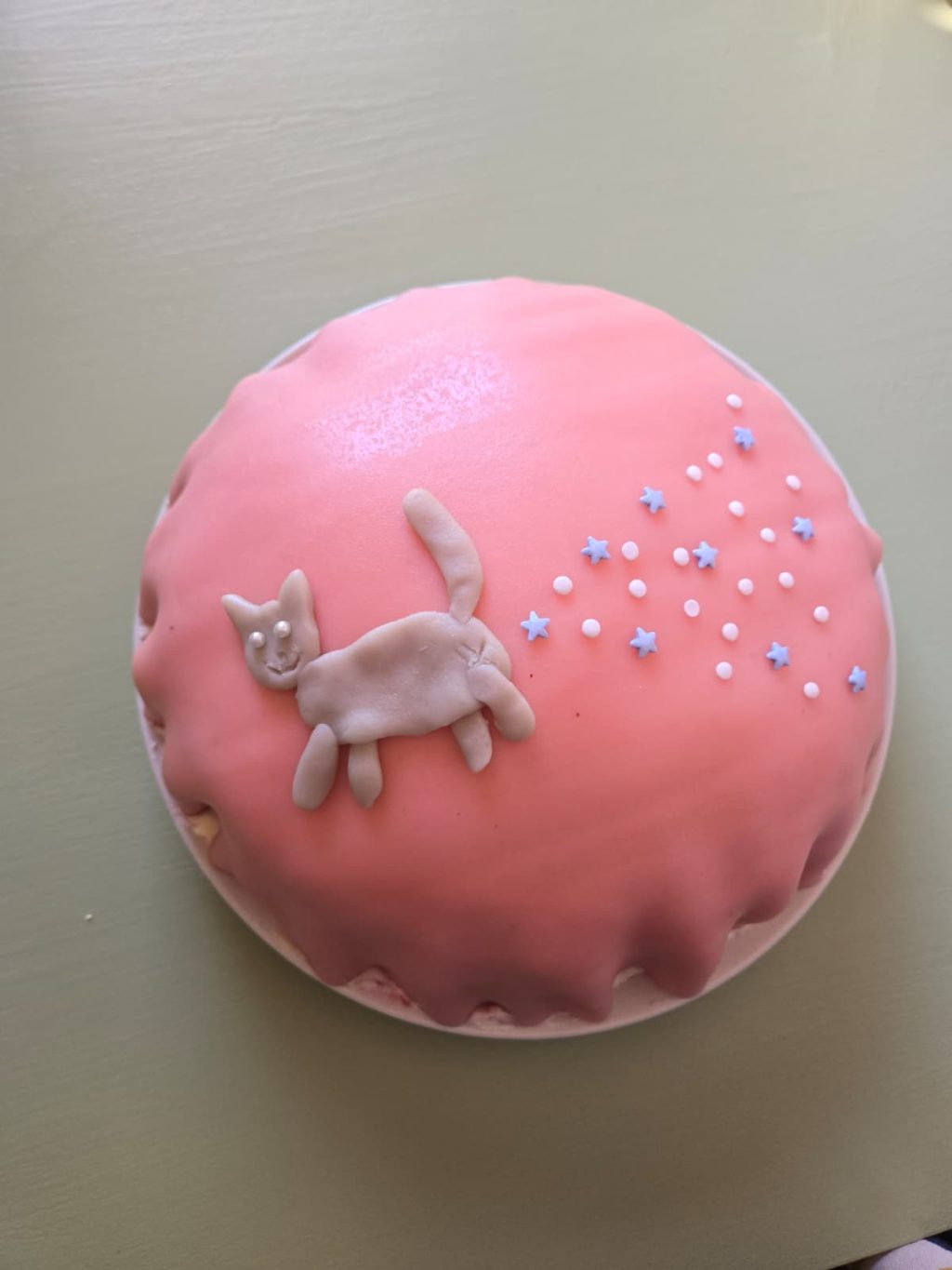 Prinsessakakku, joka on koristeltu kissahahmolla ja tähdillä